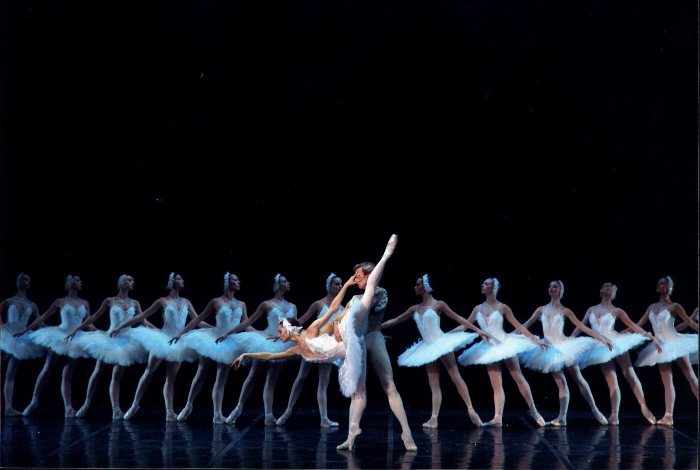 LE LAC DES CYGNES par le Ballet de l'Opéra National de ...